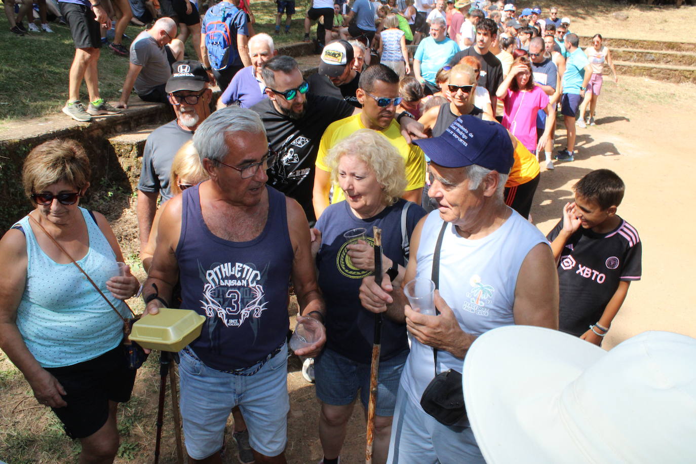 Linares de Riofrío disfruta de su entorno en una animada marcha de convivencia