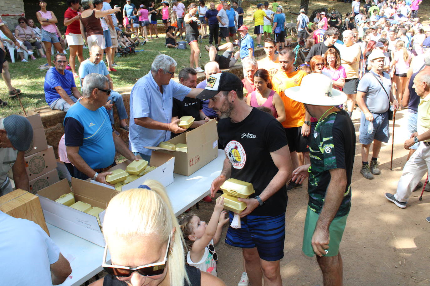 Linares de Riofrío disfruta de su entorno en una animada marcha de convivencia