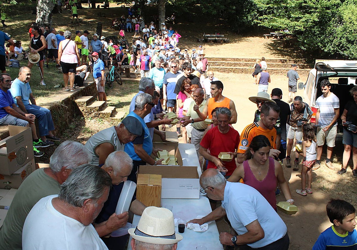 Linares de Riofrío disfruta de su entorno en una animada marcha de convivencia