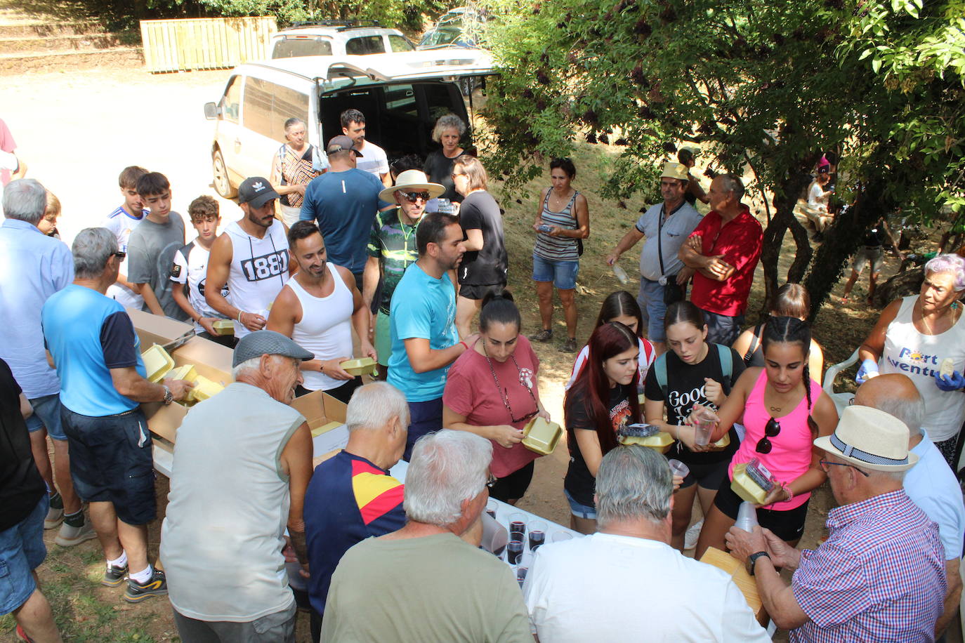 Linares de Riofrío disfruta de su entorno en una animada marcha de convivencia