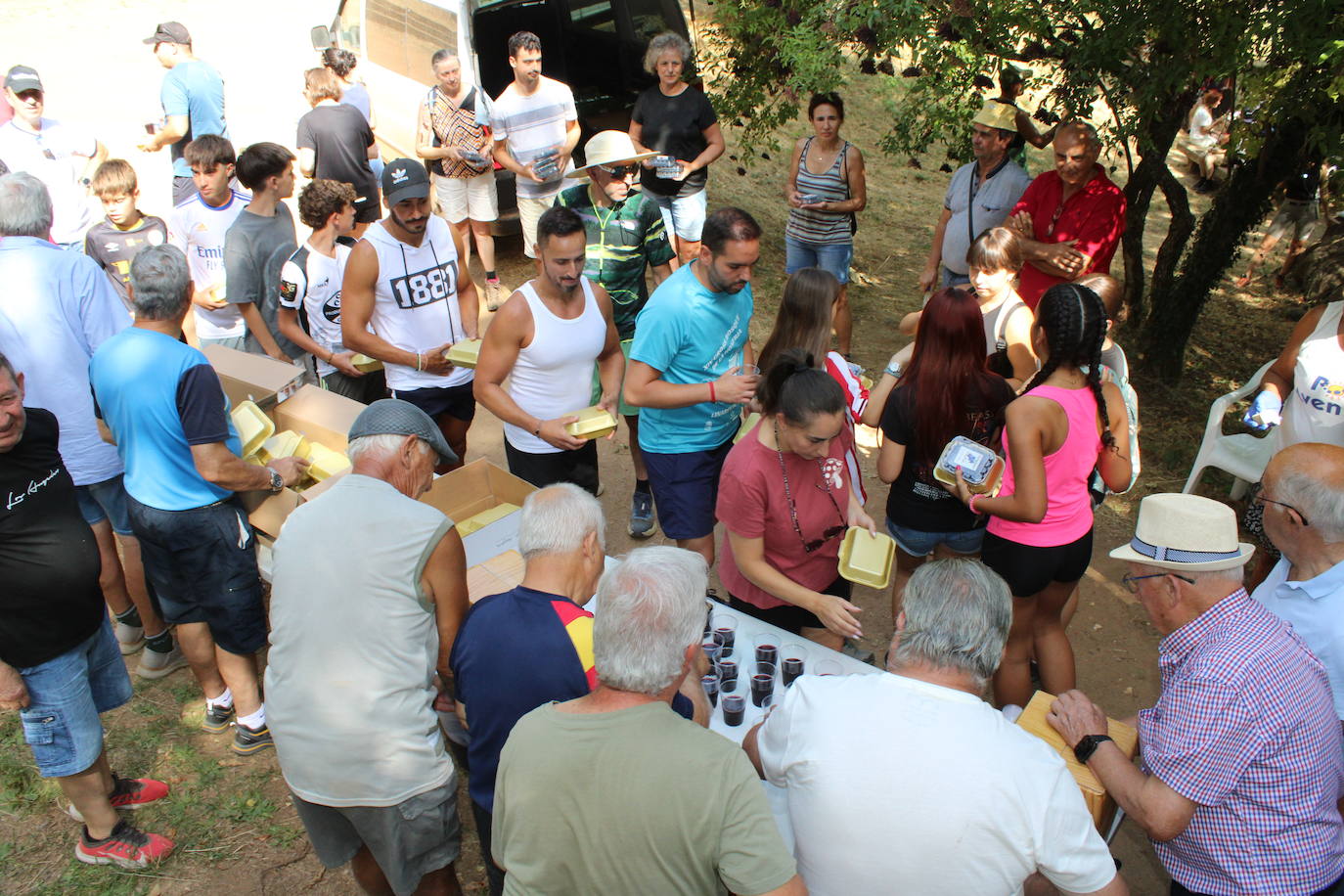 Linares de Riofrío disfruta de su entorno en una animada marcha de convivencia