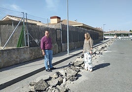 El alcalde, David Mingo, y la concejala de Obras, Marta Labrador, durante una visita a la actuación en la urbanización Villas de Valdelagua.