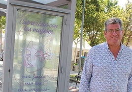 El regidor, Claudio del Río, junto a una de las marquesinas.