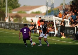 Palmero, autor del primer gol de Unionistas encara a Parra.