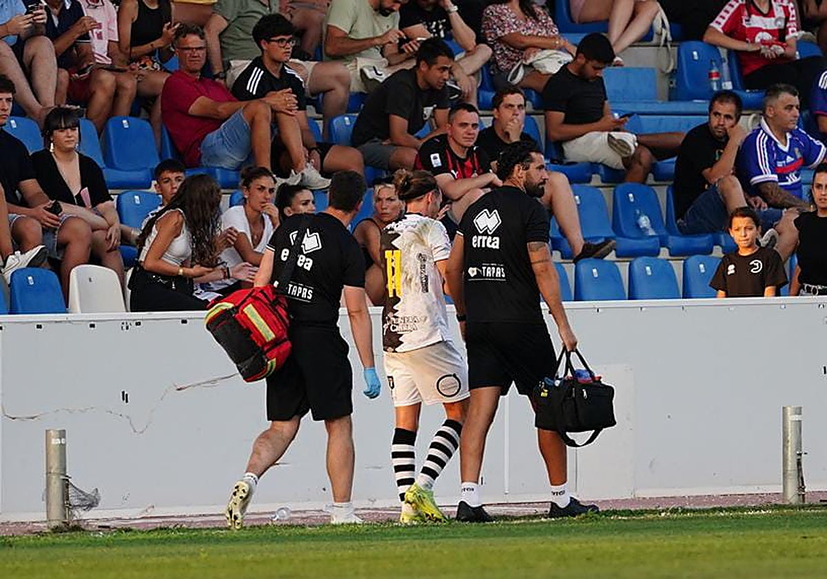 Aarón Piñán se retira lesionado tras luxarse el hombro.