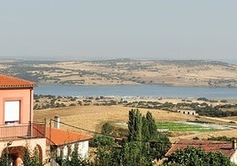 Vista de los vehículos acampando en las cercanías del embalse de Santa Teresa desde la localidad de Cespedosa de Tormes.
