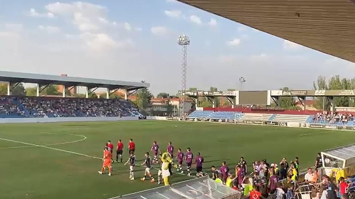 El Reina Sofía 'arde' en el derbi con varios cánticos antes del pitido inicial