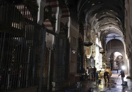 Imagen del interior de la Mezquita de Córdoba, dañada por el fuego.