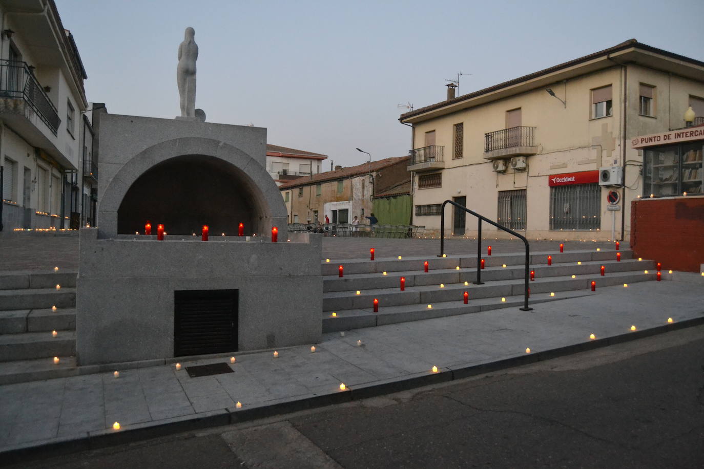 La &#039;Candelá&#039; ilumina La Fuente de San Esteban