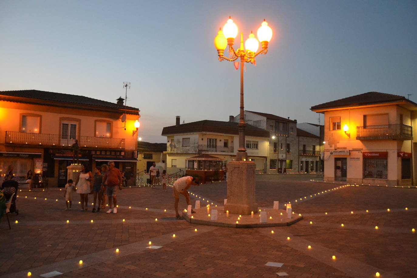 La &#039;Candelá&#039; ilumina La Fuente de San Esteban