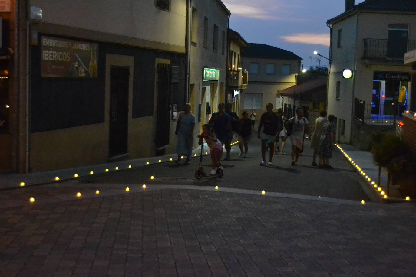 La &#039;Candelá&#039; ilumina La Fuente de San Esteban