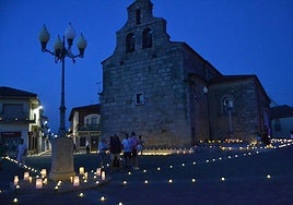 La Plaza Mayor de La Fuente de San Esteban iluminada solo por las velas
