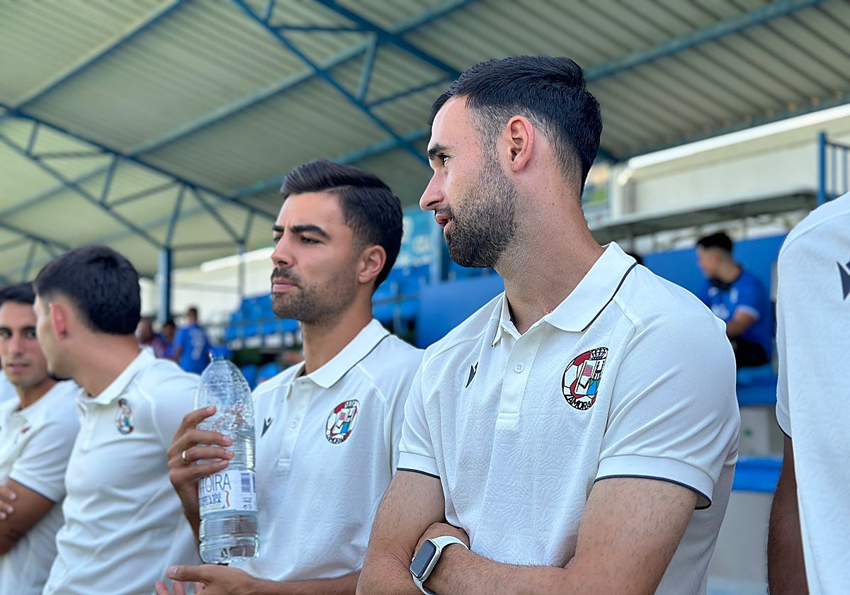 El ex de Unionistas Erik Ruiz, en el centro de la imagen con una botella de agua, durante el choque de ayer del Zamora CF.