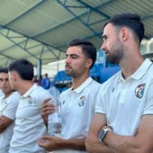 El ex de Unionistas Erik Ruiz, en el centro de la imagen con una botella de agua, durante el choque de ayer del Zamora CF.