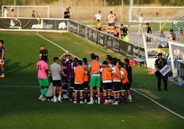 Piña de los jugadores del Salamanca UDS en la primera pausa para la hidrtatación del derbi.