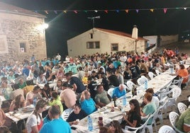 Cena previa a la discoteca móvil en unas fiestas en Saelices El Chico.