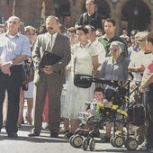 Una multitud se concentra en la Plaza Mayor en señal de protesta contra el terrorismo de ETA en el año 2000.