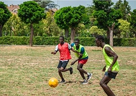 Varios participantes del programa de protección internacional juegan al fútbol en los jardines de la residencia de Santa Marta el Tormes.
