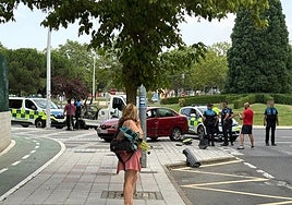 Imagen del accidente en la glorieta de Castilla y León, junto a las piscinas de Garrido.