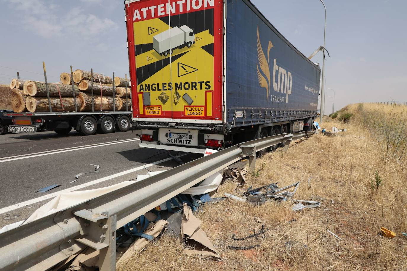 Así han quedado los camiones implicados en el accidente en la A-62