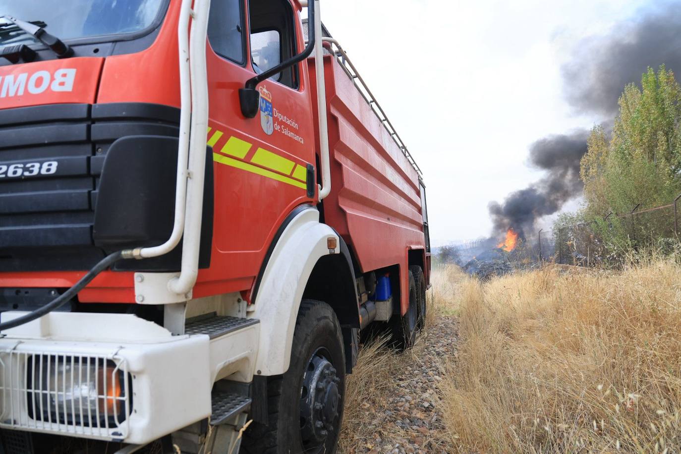 Así ha sido el espectacular despliegue por el aparatoso incendio declarado en el polígono de Los Montalvos