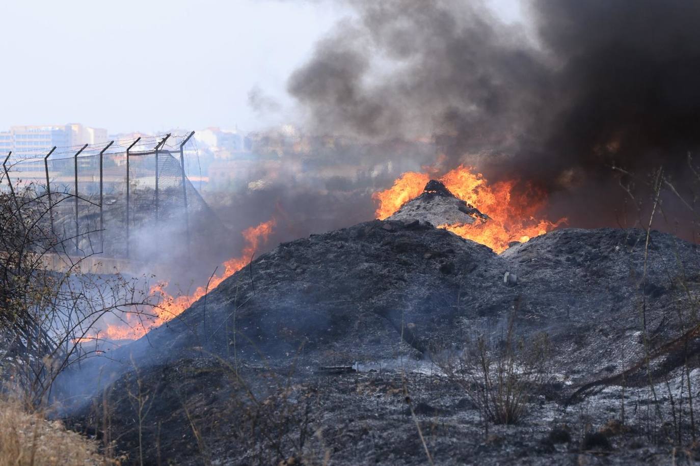 Así ha sido el espectacular despliegue por el aparatoso incendio declarado en el polígono de Los Montalvos