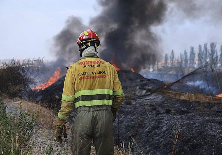 Un bombero de la Diputación de Salamanca, trabajando en la zona.