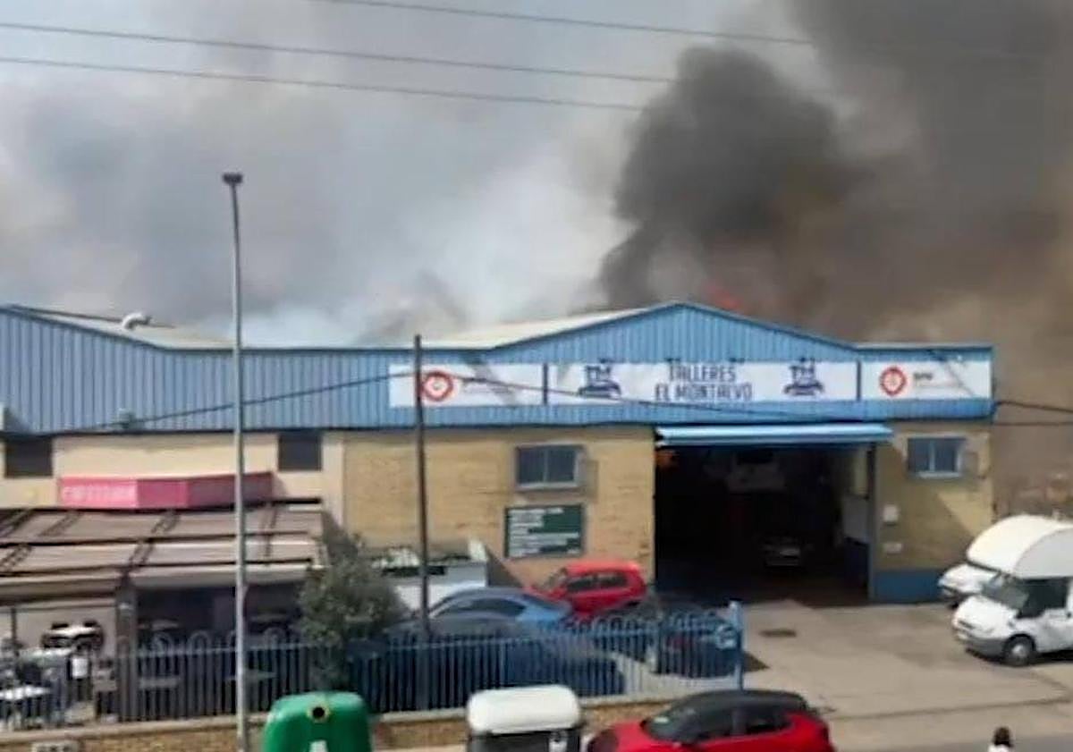Imagen principal - Alarma por un aparatoso incendio declarado en el polígono de Los Montalvos