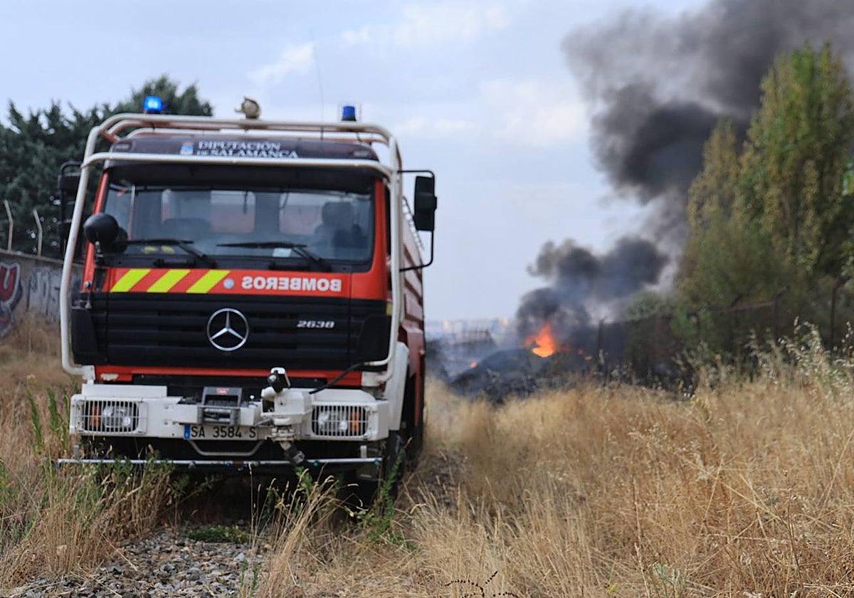 Así ha sido el espectacular despliegue por el aparatoso incendio declarado en el polígono de Los Montalvos
