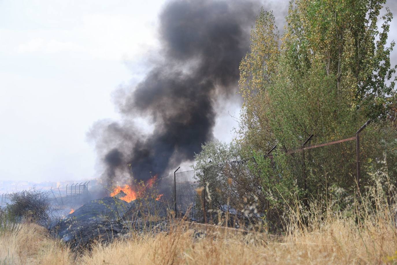 Así ha sido el espectacular despliegue por el aparatoso incendio declarado en el polígono de Los Montalvos