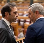 El ministro de Economía, Carlos Cuerpo, y el diputado del PP, Juan Bravo, en una imagen de archivo en el Congreso.