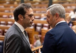 El ministro de Economía, Carlos Cuerpo, y el diputado del PP, Juan Bravo, en una imagen de archivo en el Congreso.