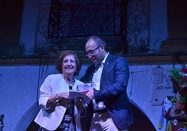 Mari Paz Rubio recibe la placa del alcalde Marcos Iglesias.