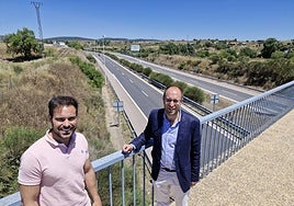 Víctor Gómez y Marcos Iglesias en uno de los viaductos de la autovía