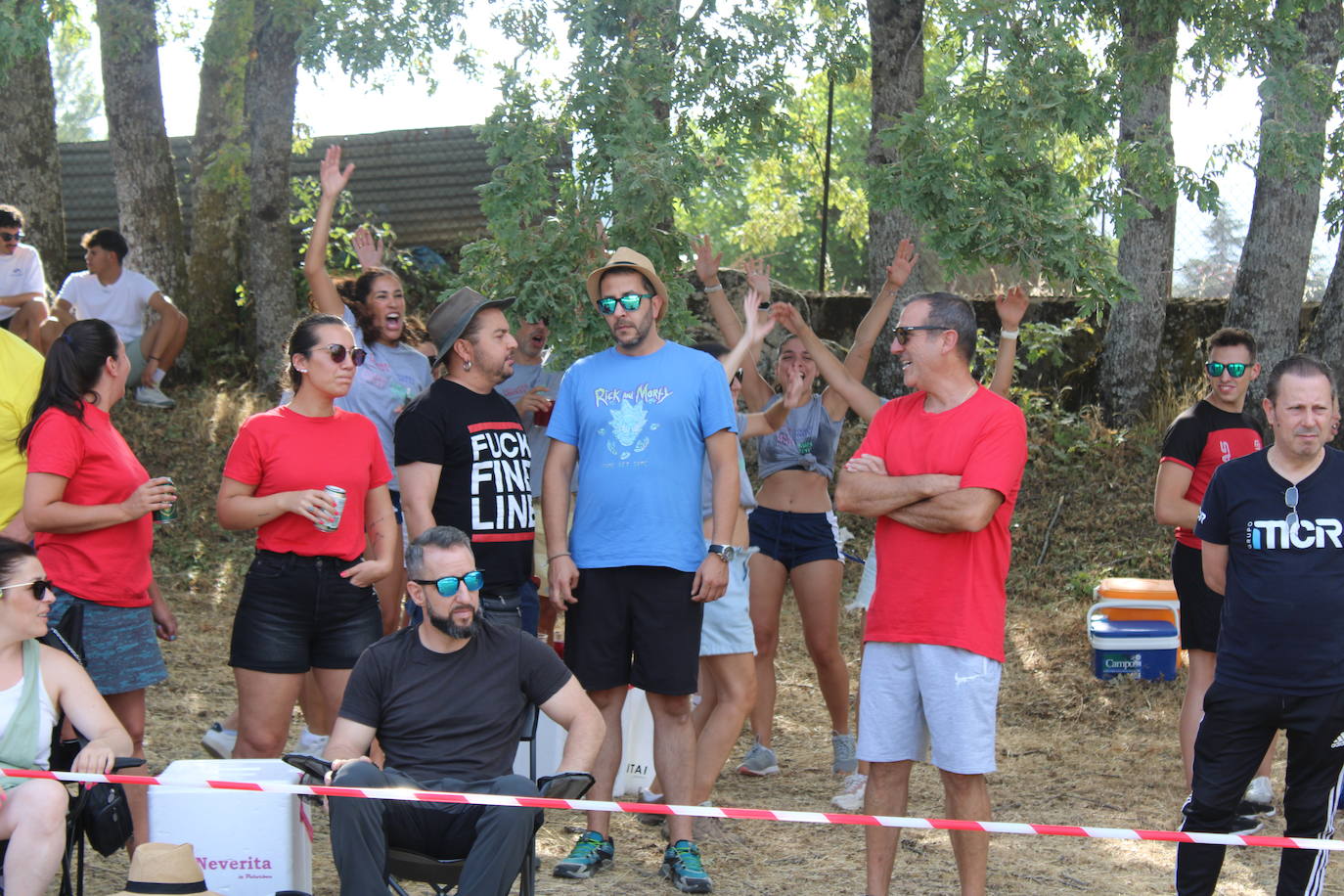 Las peñas animan el inicio de la semana festiva de Linares de Riofrío