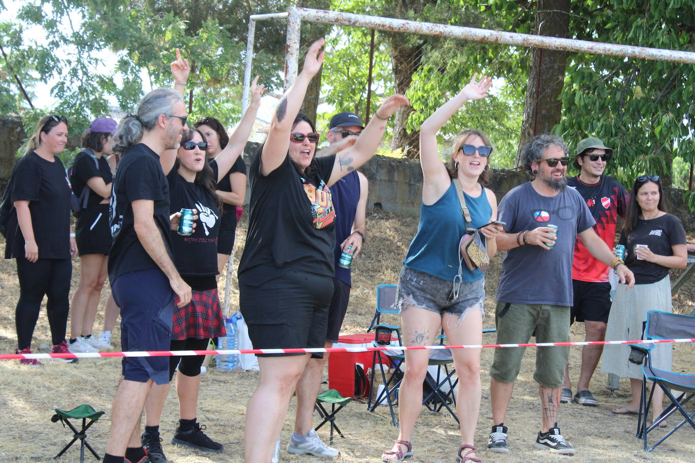 Las peñas animan el inicio de la semana festiva de Linares de Riofrío
