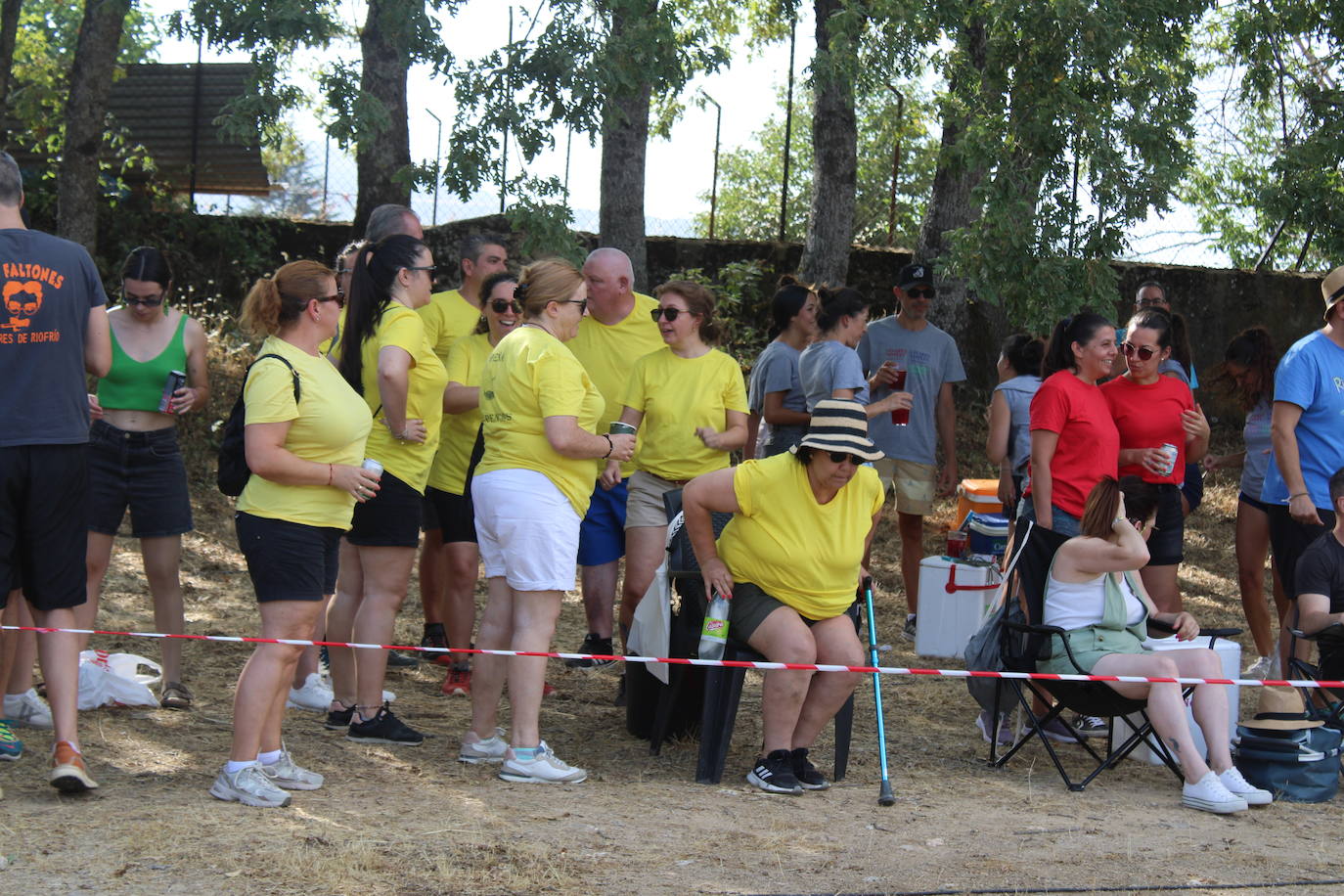 Las peñas animan el inicio de la semana festiva de Linares de Riofrío