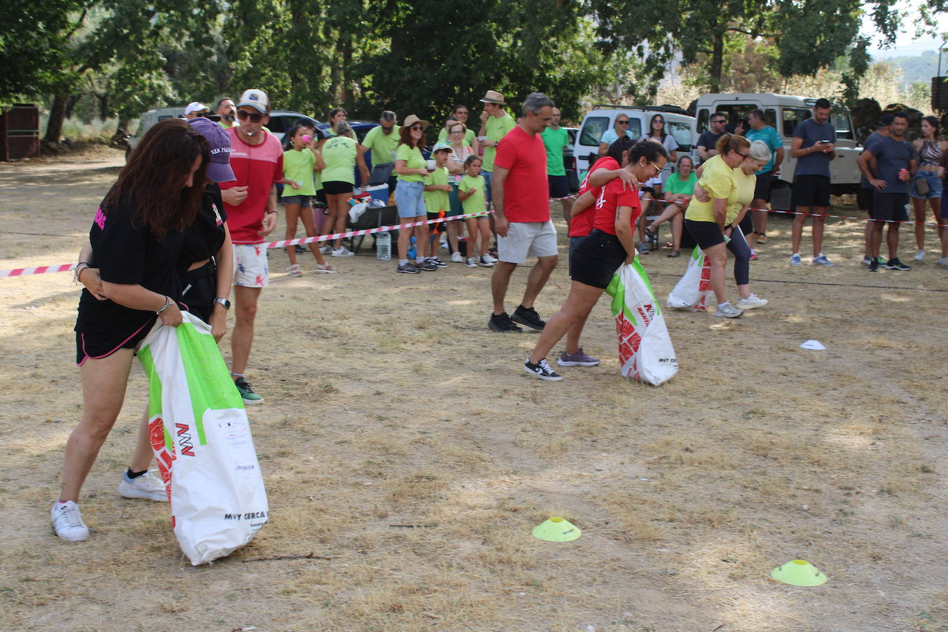 Las peñas animan el inicio de la semana festiva de Linares de Riofrío
