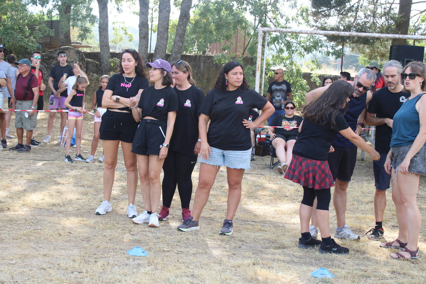 Las peñas animan el inicio de la semana festiva de Linares de Riofrío