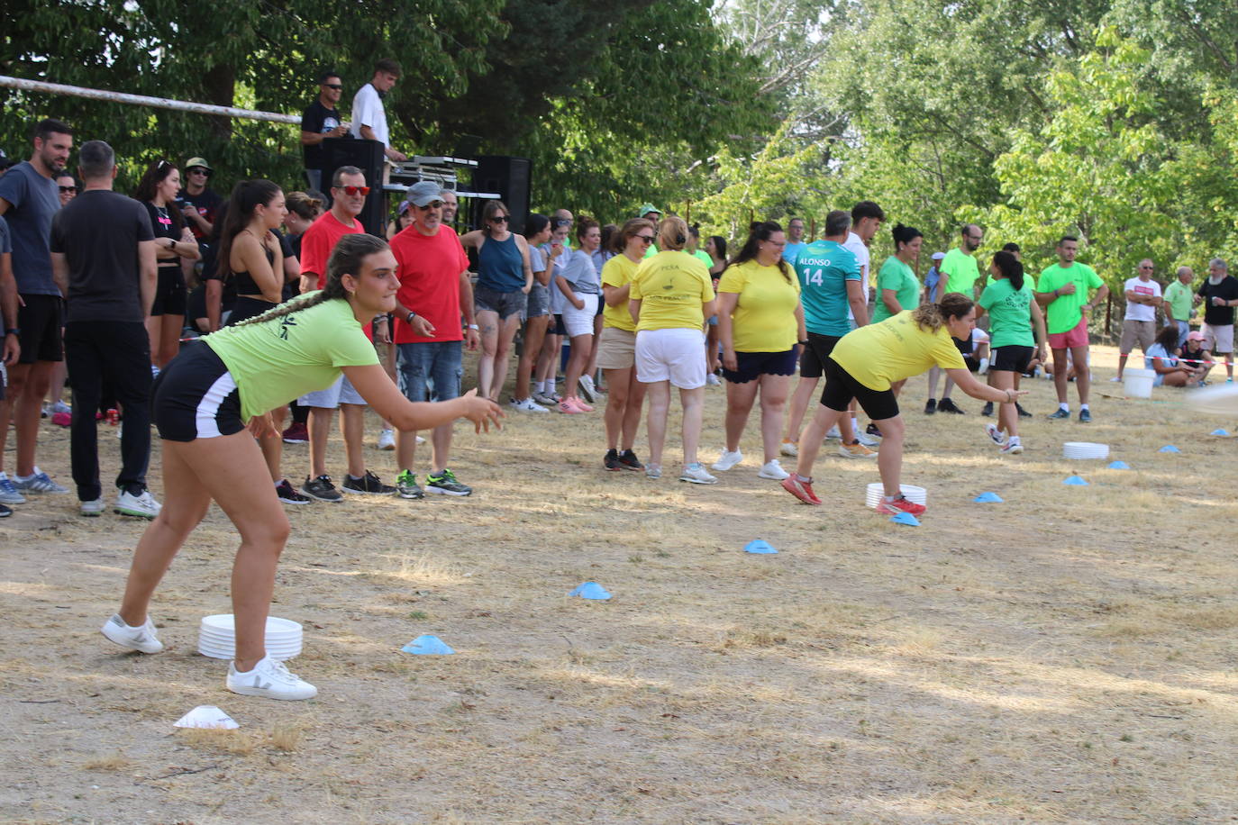 Las peñas animan el inicio de la semana festiva de Linares de Riofrío