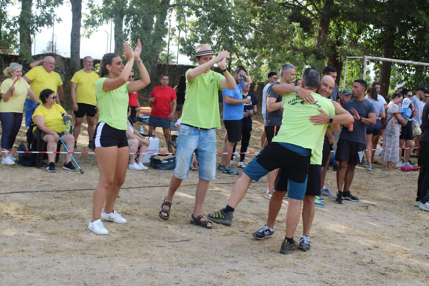 Las peñas animan el inicio de la semana festiva de Linares de Riofrío