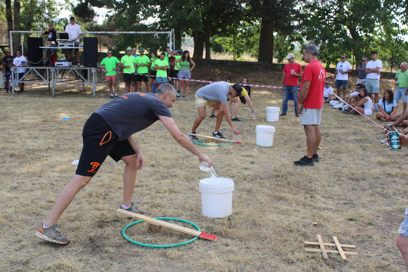 Las peñas animan el inicio de la semana festiva de Linares de Riofrío
