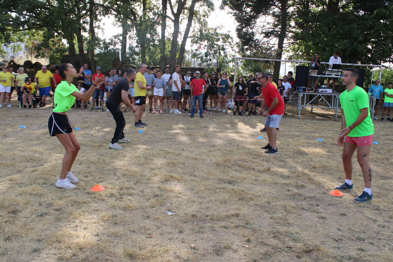 Las peñas animan el inicio de la semana festiva de Linares de Riofrío