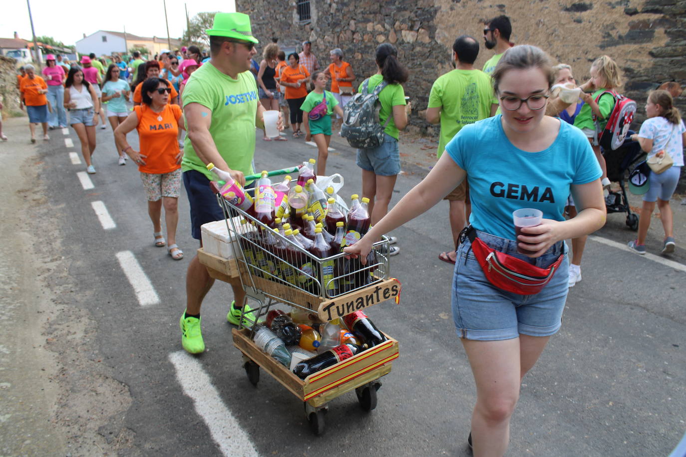 Colorido desfile de peñas para cerrar la fiesta en Berrocal de Salvatierra