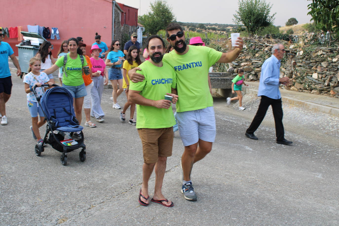 Colorido desfile de peñas para cerrar la fiesta en Berrocal de Salvatierra