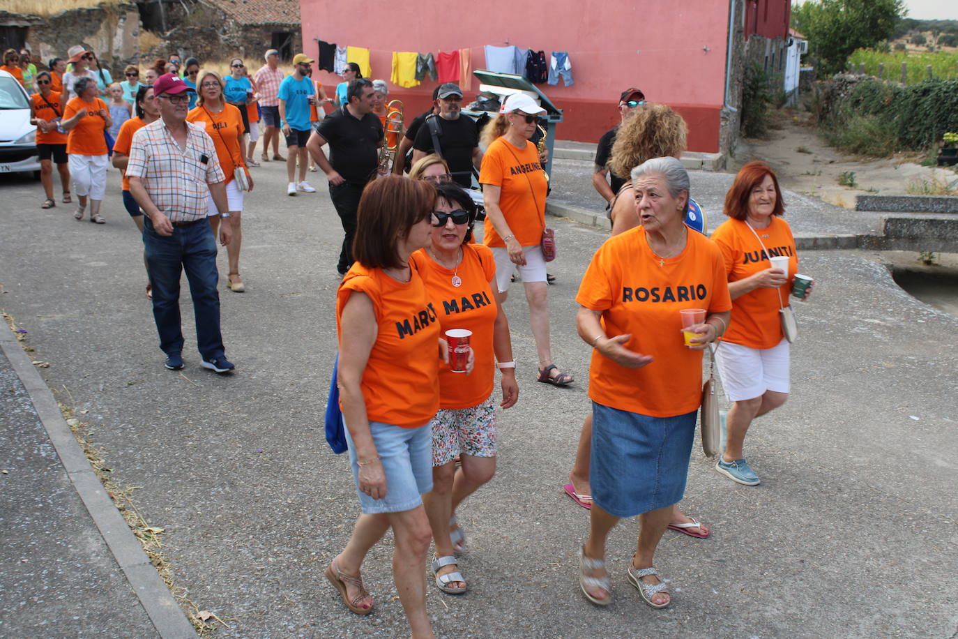 Colorido desfile de peñas para cerrar la fiesta en Berrocal de Salvatierra