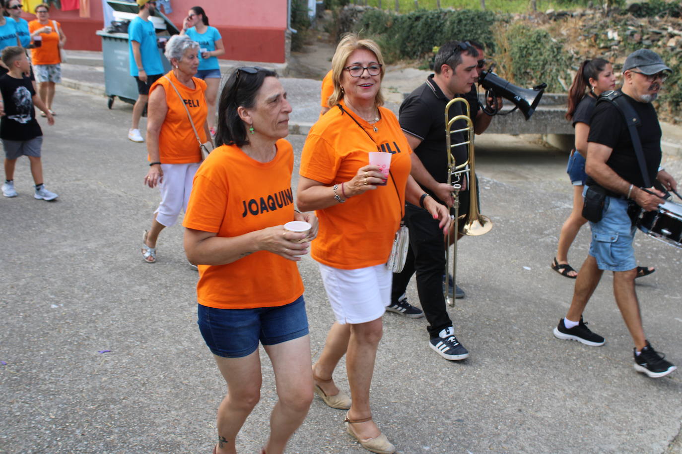 Colorido desfile de peñas para cerrar la fiesta en Berrocal de Salvatierra