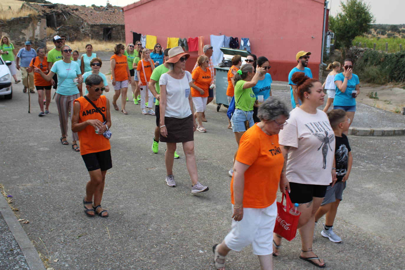 Colorido desfile de peñas para cerrar la fiesta en Berrocal de Salvatierra