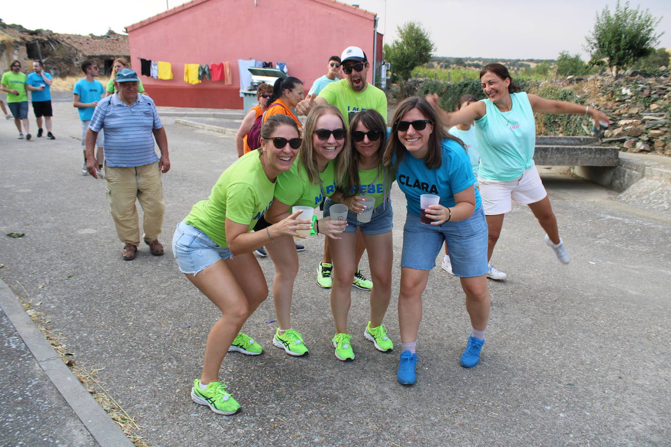 Colorido desfile de peñas para cerrar la fiesta en Berrocal de Salvatierra