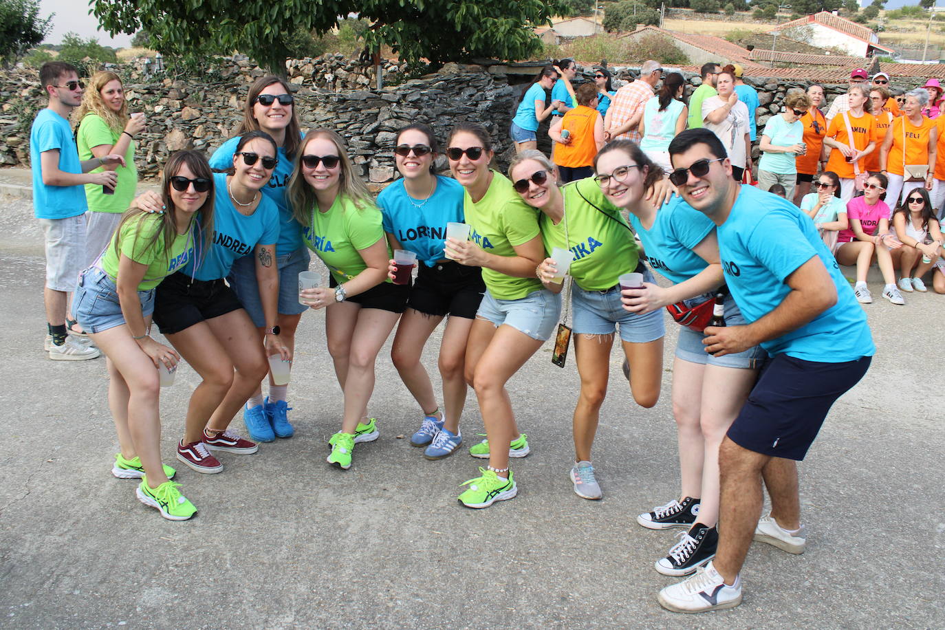 Colorido desfile de peñas para cerrar la fiesta en Berrocal de Salvatierra
